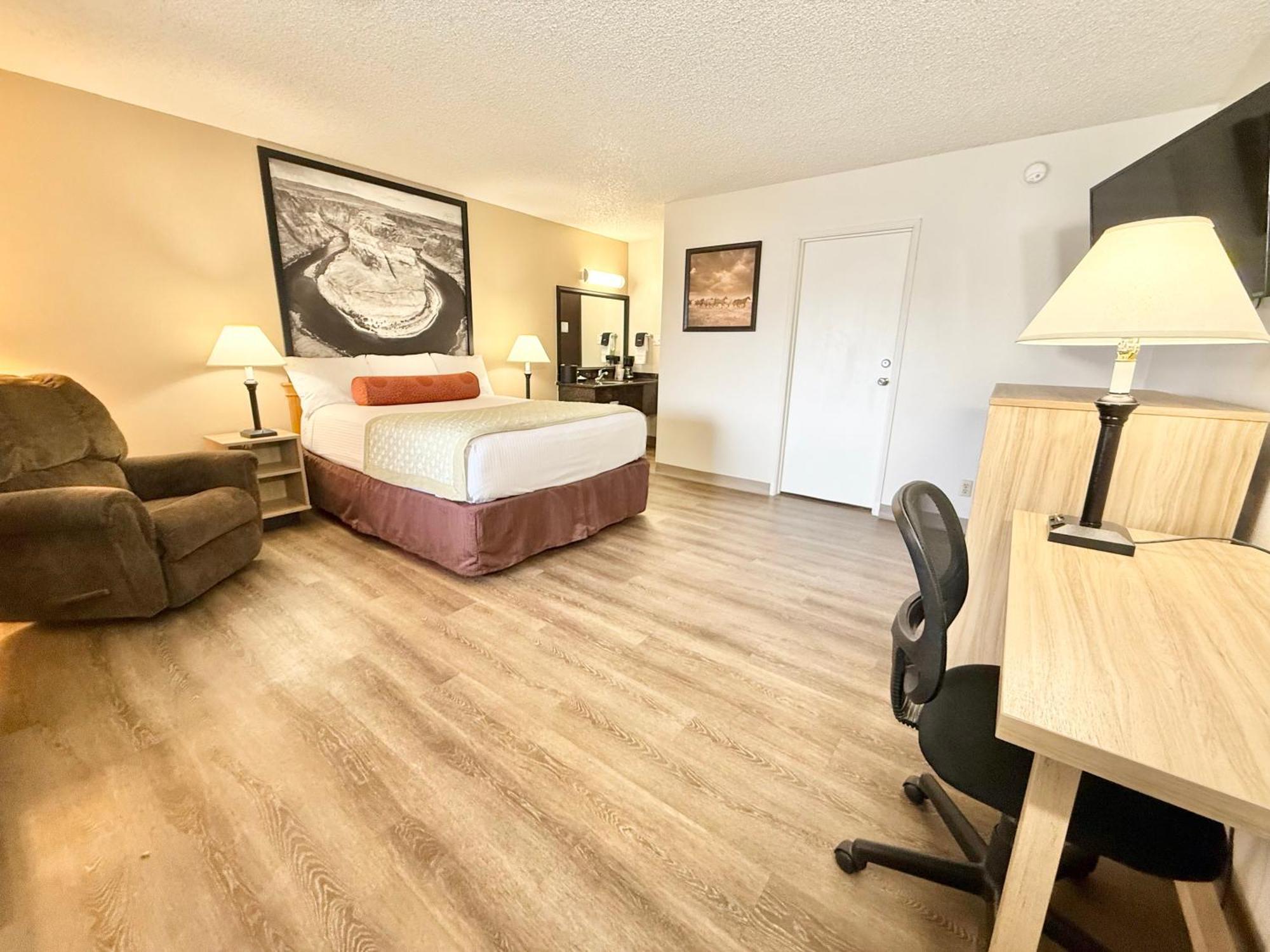 Super 8 By Wyndham Salina/Scenic Hills Area Hotel Exterior photo