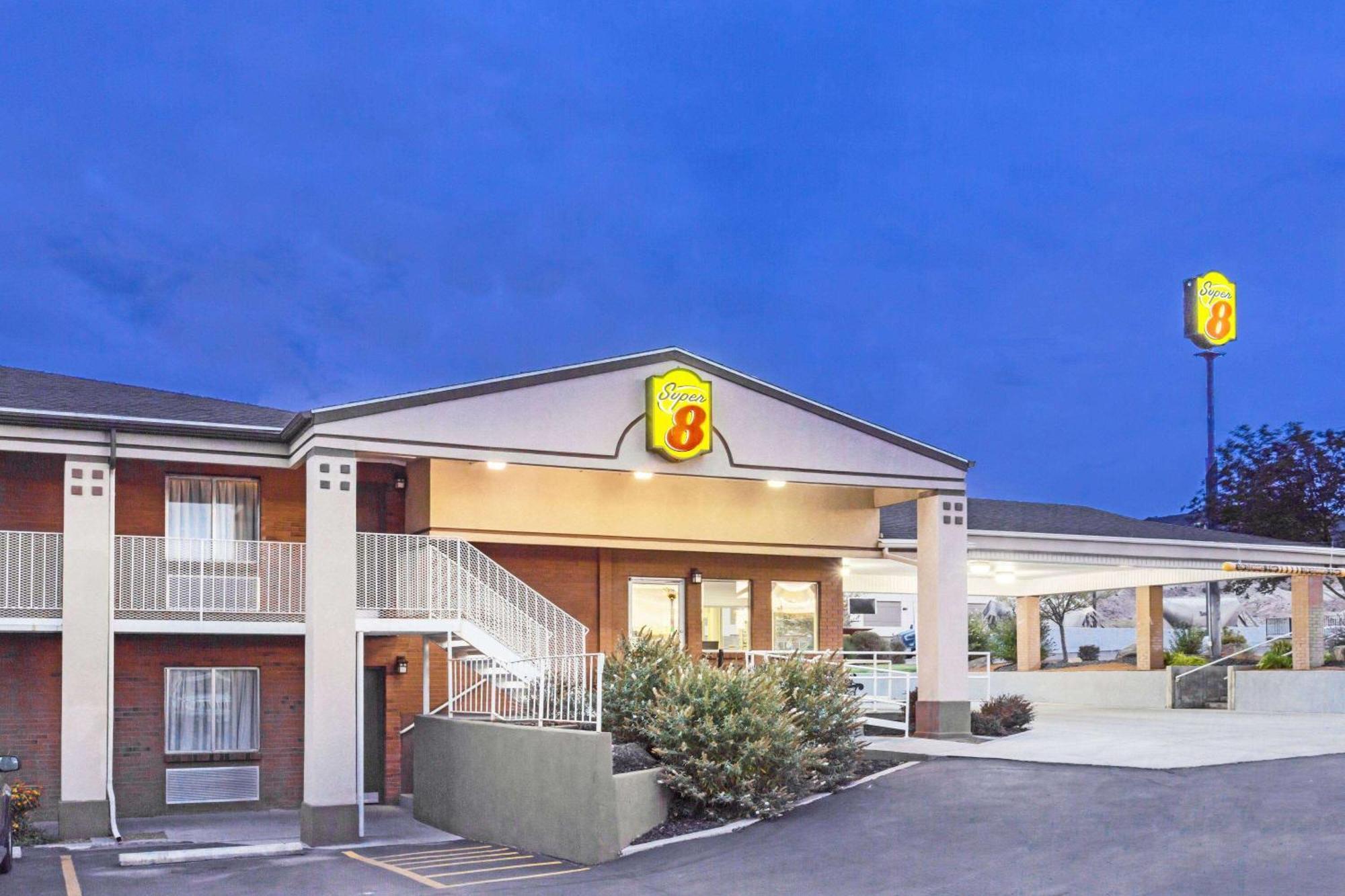 Super 8 By Wyndham Salina/Scenic Hills Area Hotel Exterior photo